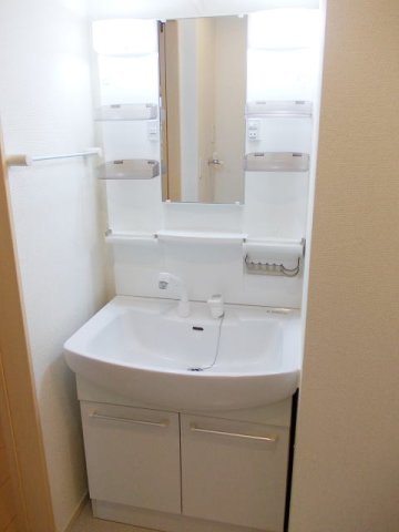 洗面設備　ゆったりとスペースのある洗面所