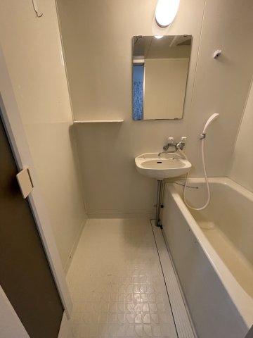 バス・シャワールーム　イメージとして同マンション他部屋を表示しています