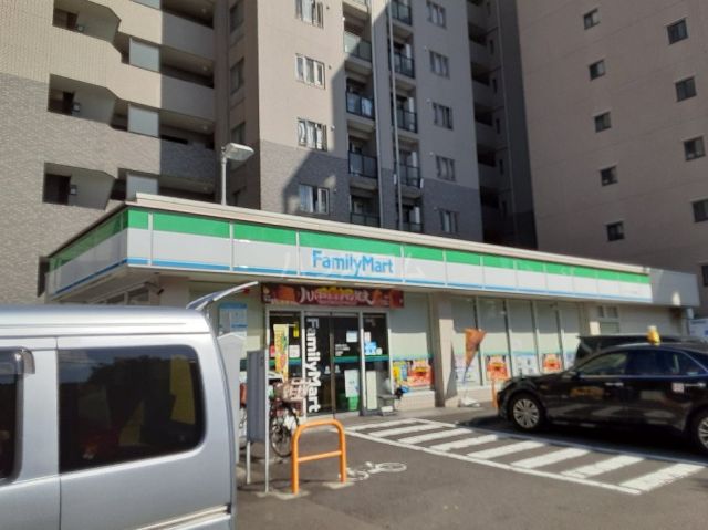 コンビニ　ファミリーマート　スリーウェル新横浜店（コンビニ）まで558m