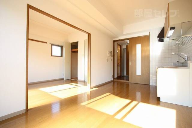 居室・リビング　６０３号室内装写真参照