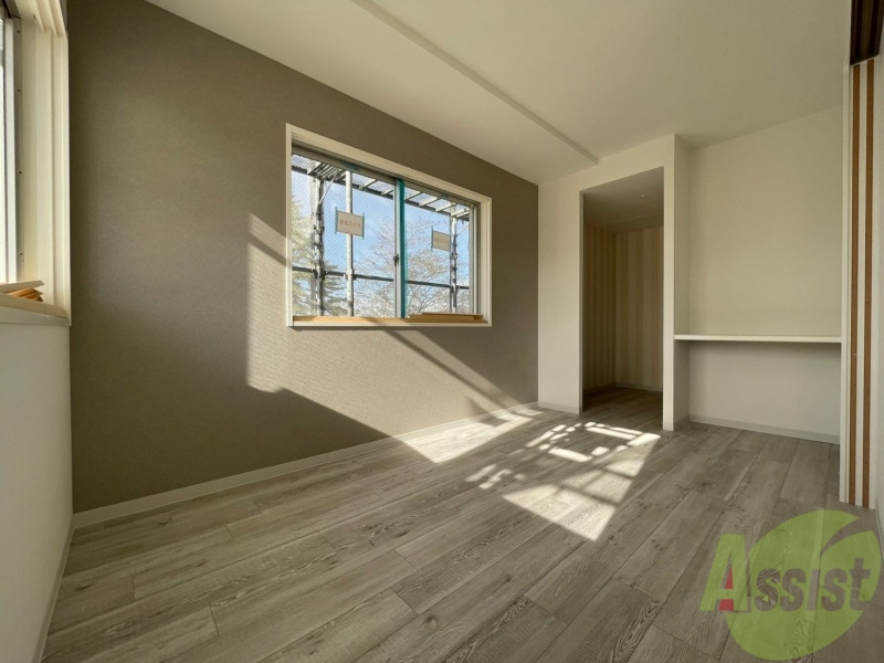 その他部屋・スペース　戸を閉めるとリビングと区切られた寝室にすることができますよ。