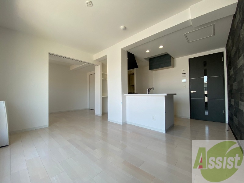 居室・リビング　白さが清潔感を出してくれます。お部屋も明るいですね。