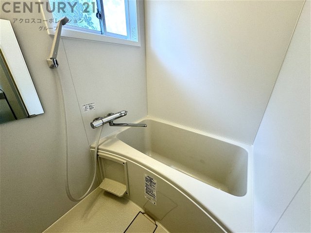 バス・シャワールーム　浴室にも窓があり換気も楽々♪