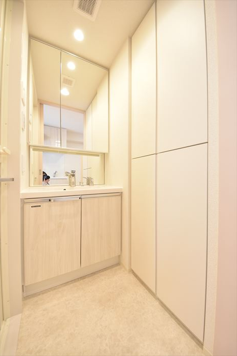 洗面設備　朝の支度にも助かる、独立の洗髪洗面化粧台