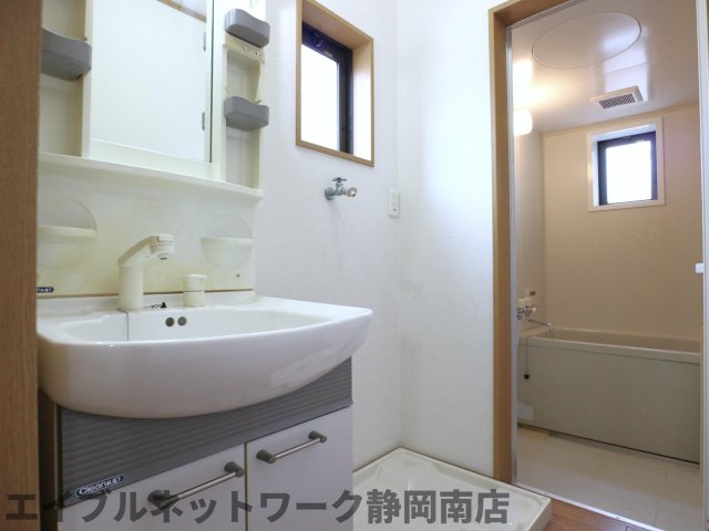 洗面設備　ゆったりとスペースのある洗面所