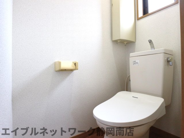 トイレ　落ち着いた色調のトイレです