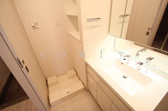 洗面設備　シャワー付きの独立洗面台