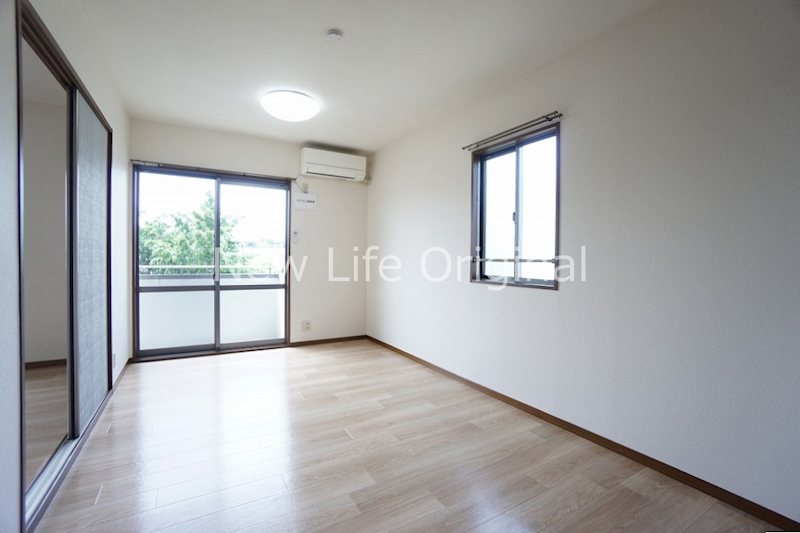 居室・リビング　2面採光で明るいリビングです☆