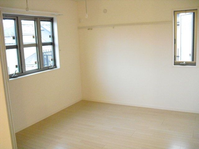 居室・リビング　2面採光明るいお部屋☆