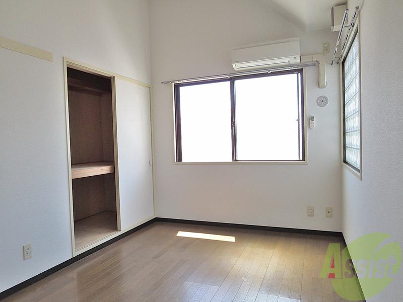 居室・リビング　居間です。南向きで日当り良好です。右側にまどあります。