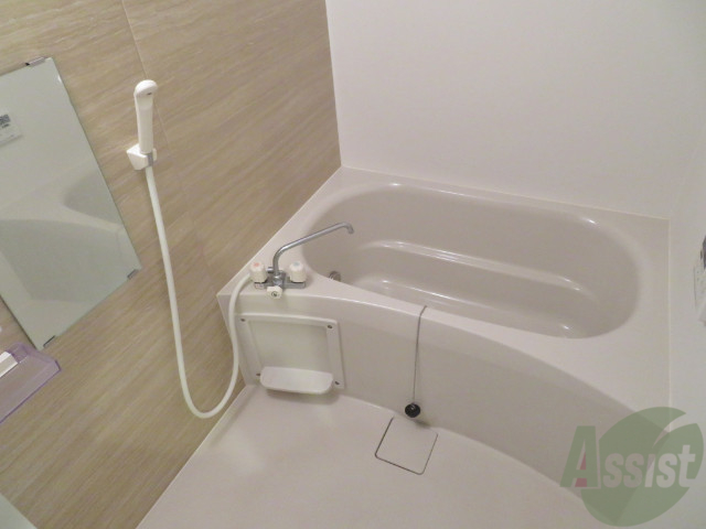 バス・シャワールーム　一面アクセントの石目調の壁がオシャレなユニットバスですね