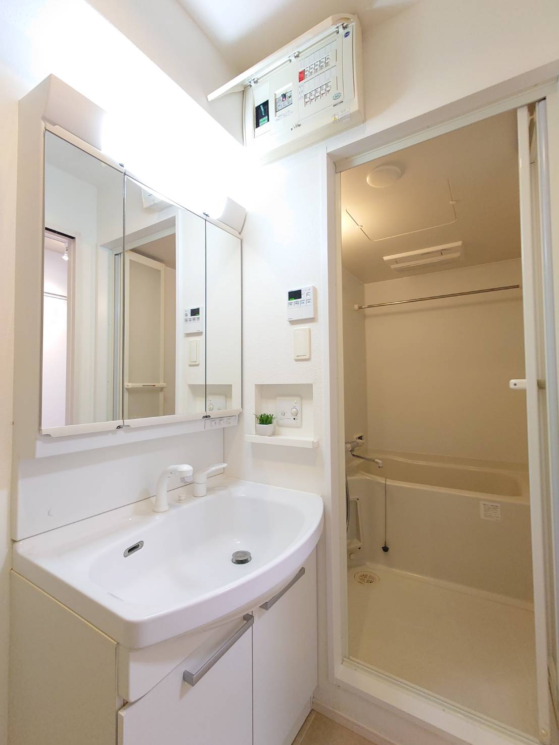 洗面設備　シャワー付洗面台