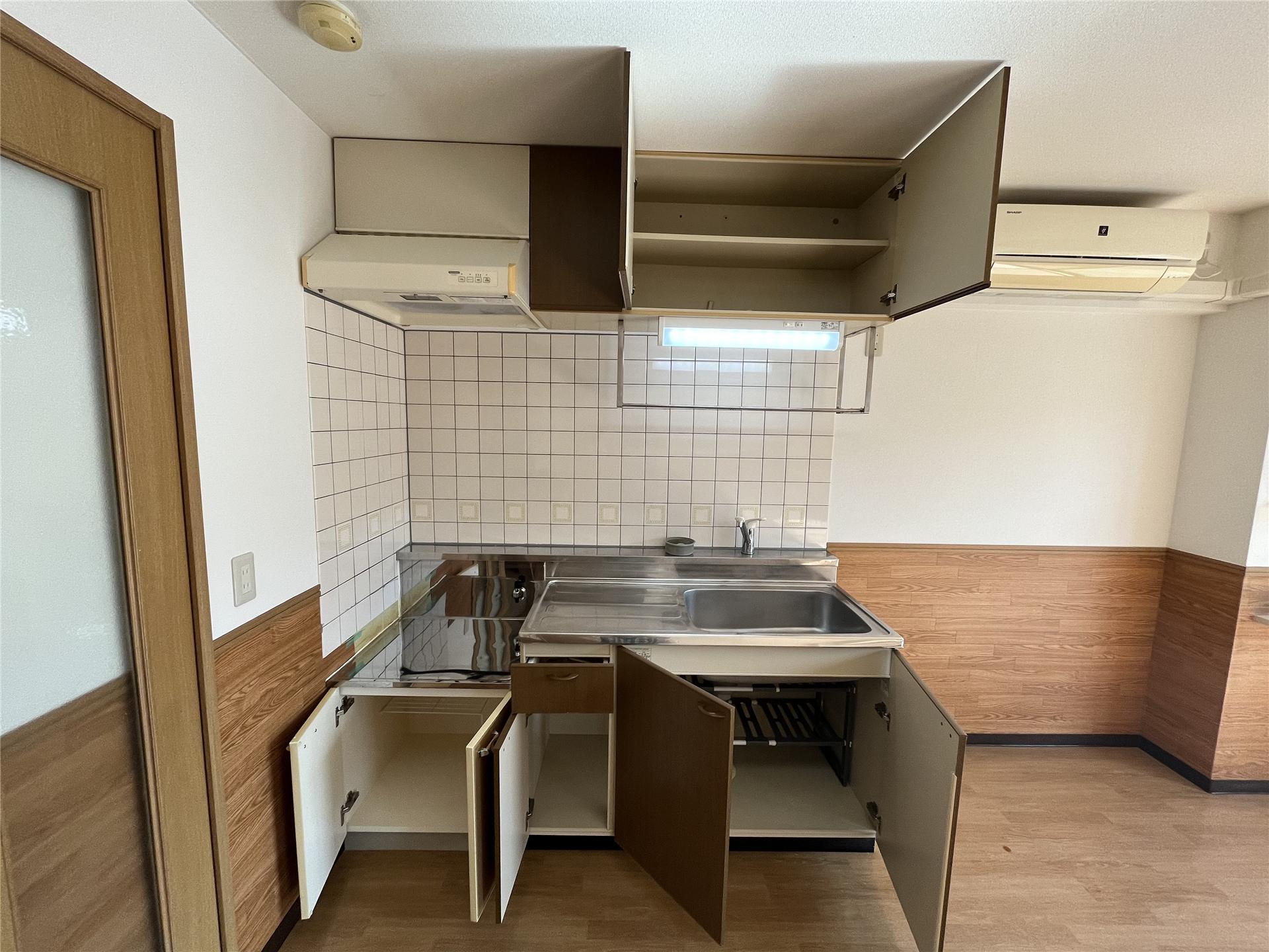 キッチン　広めのシンクとまな板スペースで料理が捗ります