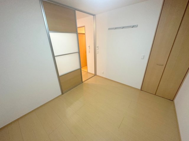 その他部屋・スペース　ゆとりのあるベッドルームで快適な睡眠をとってくださいね。