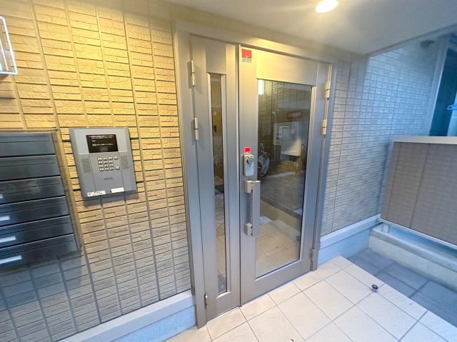 エントランス　オシャレなエントランスは安心のオートロック付きです。