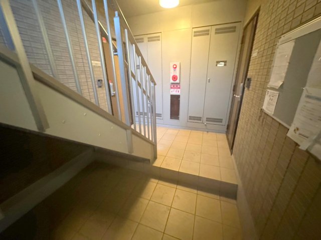 ロビー　奥行きのあるロビーは綺麗に片づけられています。