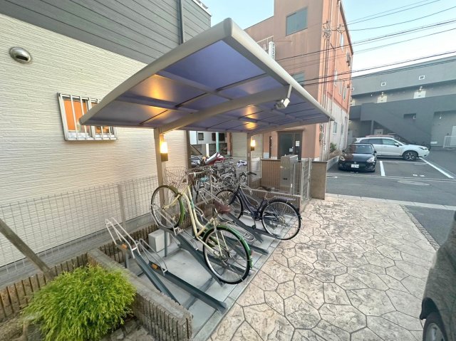 駐車場　敷地内には入居者専用の駐輪スペースもあります。