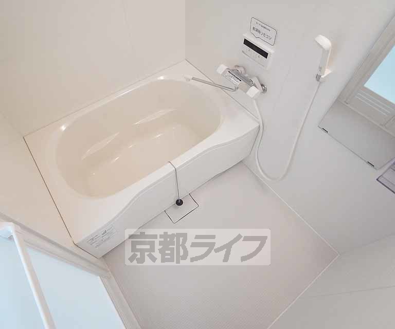 バス・シャワールーム　清潔感のあるお風呂で疲れもとれそうです。