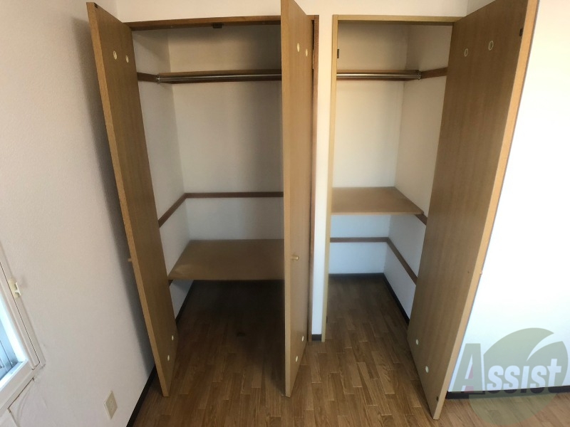 収納　こちらの収納にはハンガーをかけて服もしまえますね。