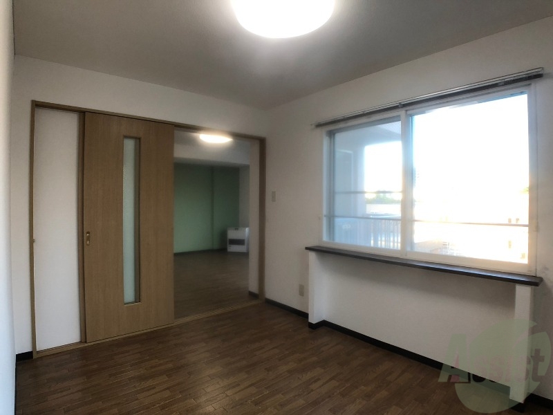 その他部屋・スペース　戸を閉めるとリビングと区切られた寝室にすることができますよ。