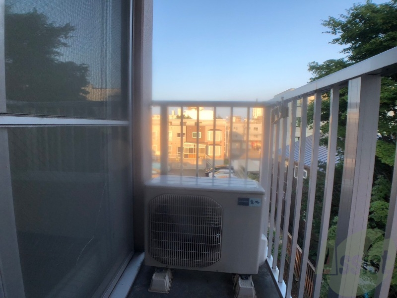 バルコニー　バルコニーです。洗濯物を干すもよし、一息つくもよしですね。