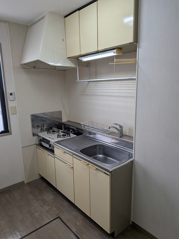 キッチン　1Kだけどきちんとまな板を置けるスペースがあるキッチンです！