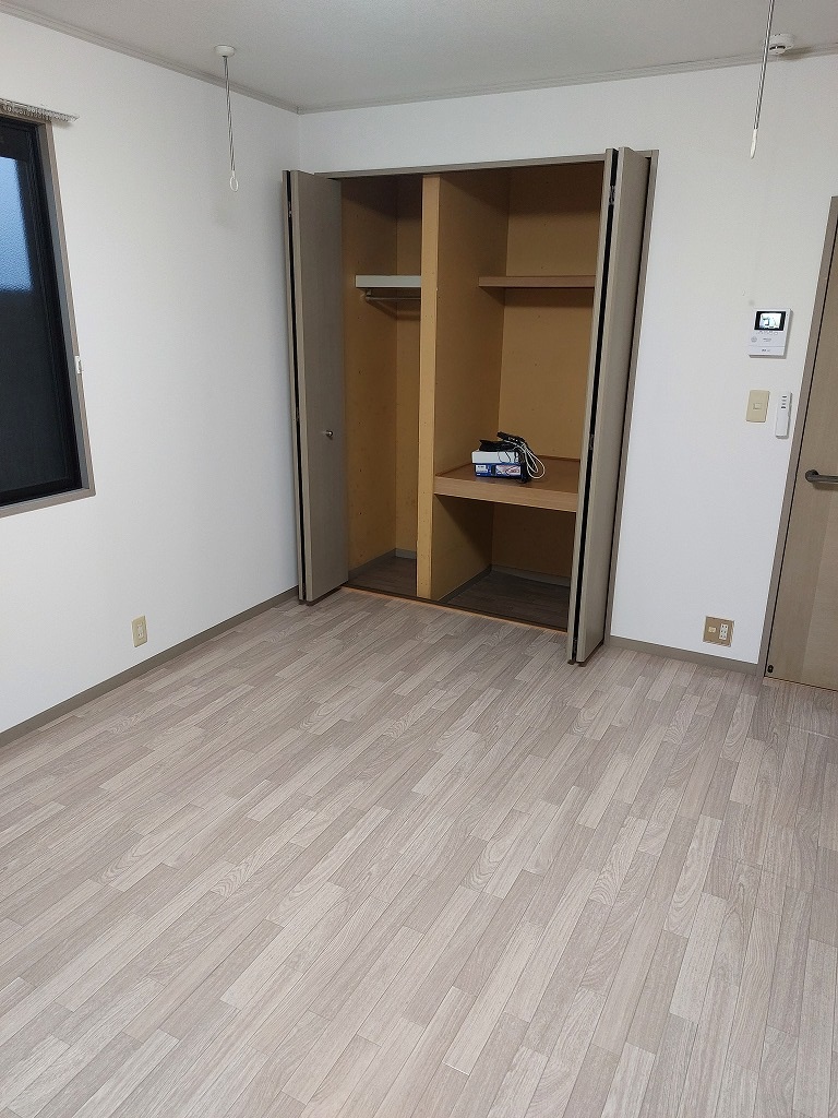 収納　引っ掛けバーや中棚があって効率よく収納できます。