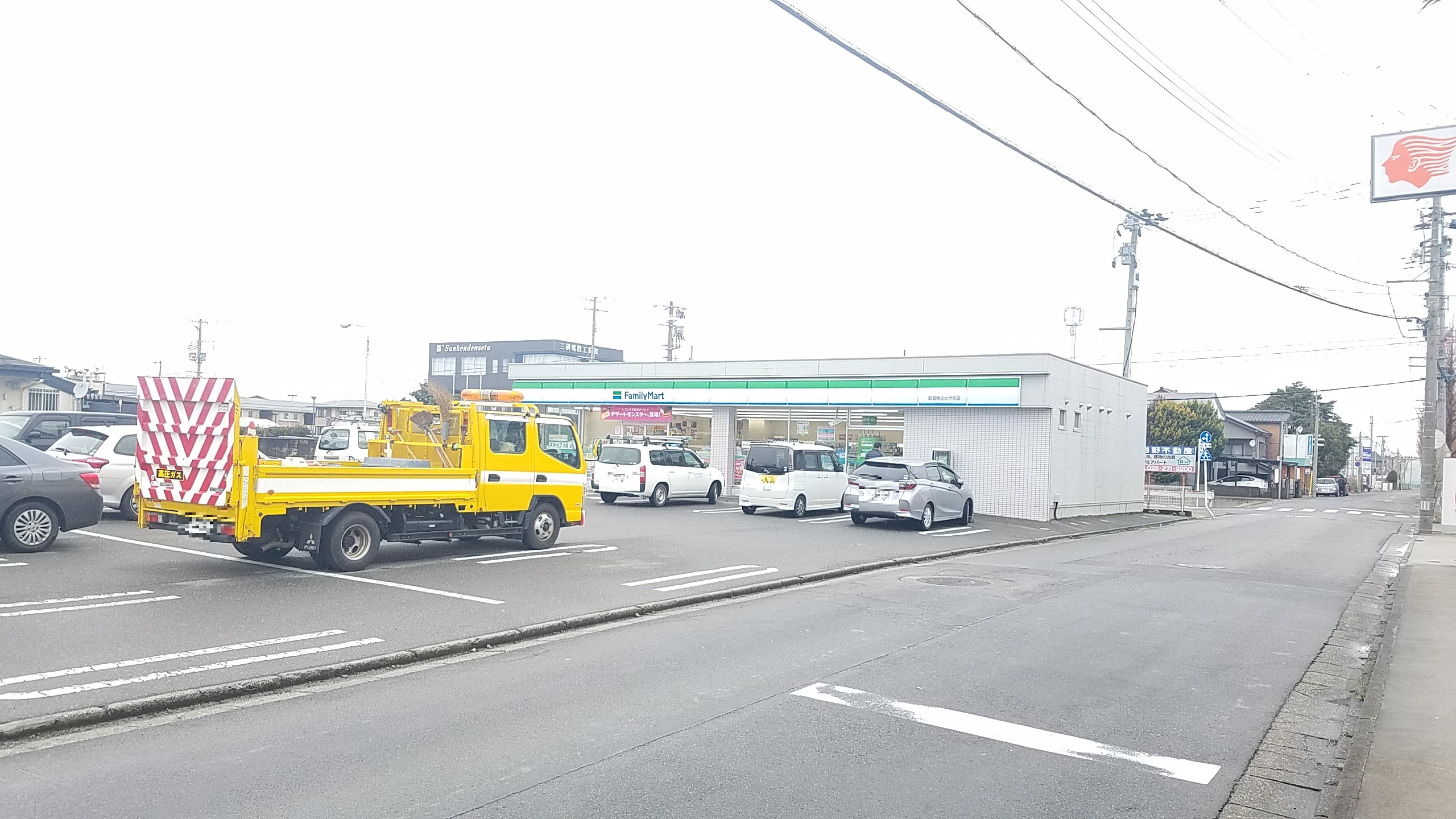 コンビニ　ファミリーマート新潟県立大学前店（コンビニ）まで218m
