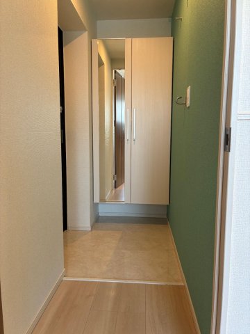 玄関　大きなミラーと収納