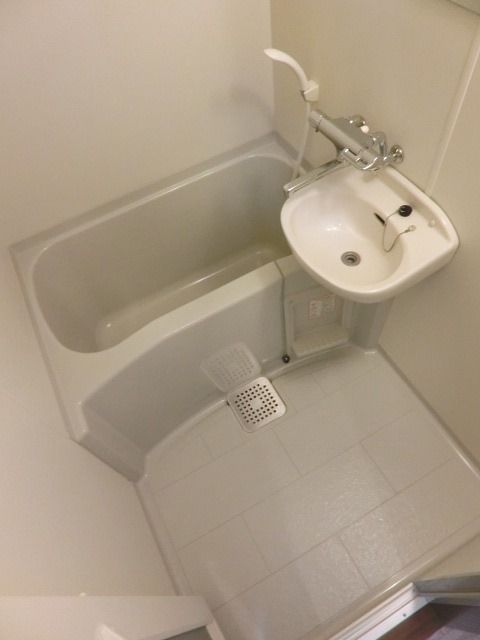 バス・シャワールーム　清潔感のあるバスルーム