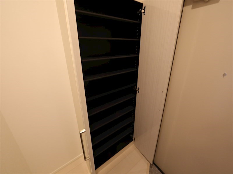 玄関　玄関　シューズボックス付（収納充実してます）