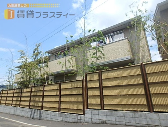 建物外観　異彩を放つオシャレテラス。敷地に入ると異空間に。。