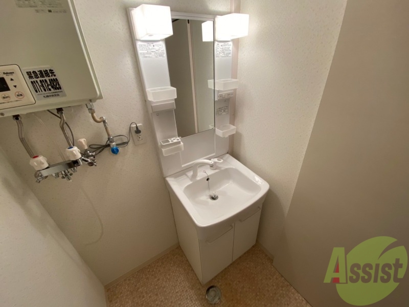 洗面設備　独立洗面台です。大きくてよいですね。シャンプーもできます。