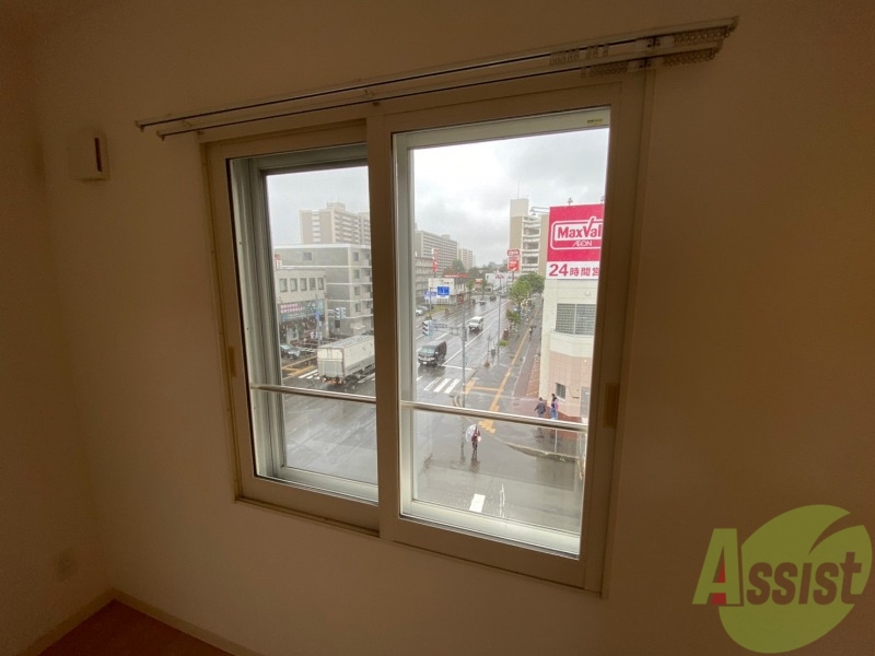 バルコニー　窓には安全対策の柵が付いているので安心ですね