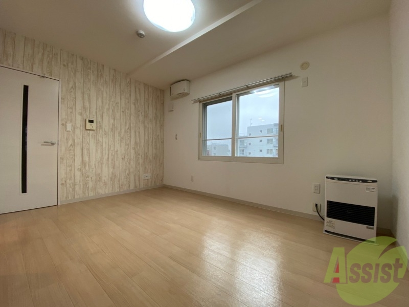 居室・リビング　フローリングと壁のカラーが明るい雰囲気ですね！