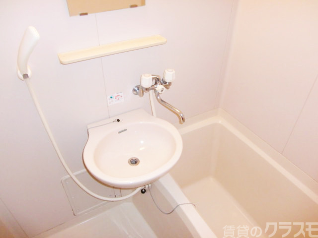 バス・シャワールーム　お風呂は広々です☆日頃の疲れをとって下さい♪