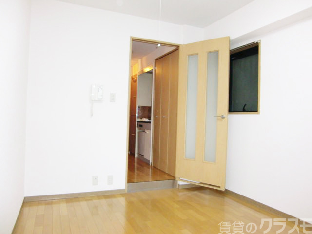 居室・リビング　洋室は６．４帖ございます☆ベッドだって置けちゃいますよ♪