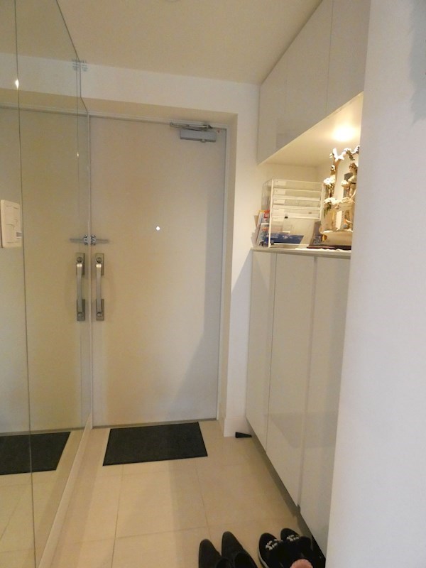 玄関　家具は付きません。