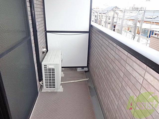 バルコニー　バルコニーも広めですから洗濯物がたくさん干せる！