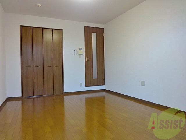 居室・リビング　洋室８帖のフローリングですので広くお部屋を使えます。