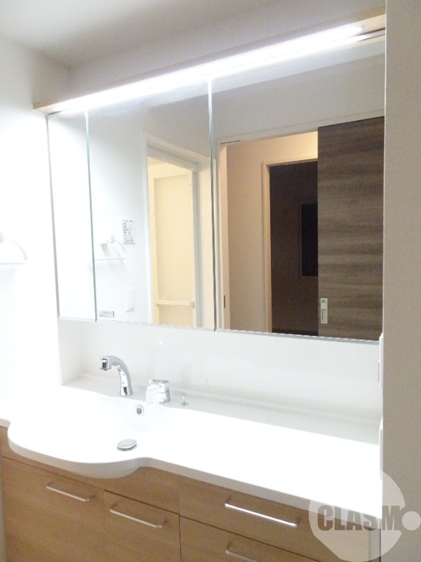 洗面設備　鏡の大きなシャンプードレッサー♪