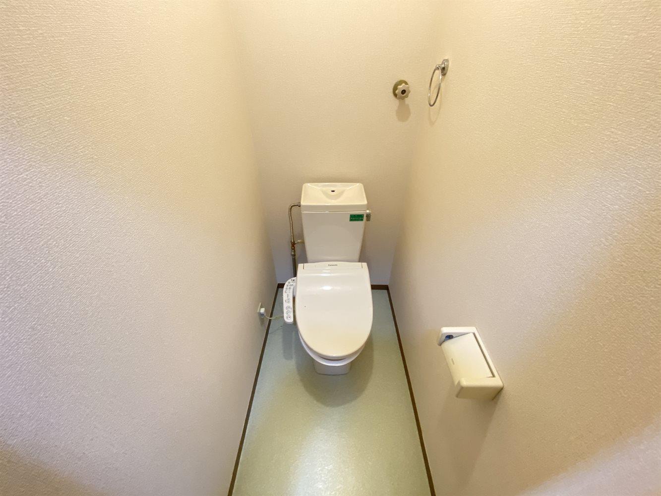 トイレ　温水洗浄暖房便座付トイレ（同タイプ）