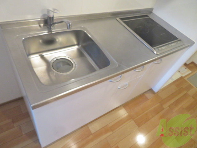 キッチン　シンプルなキッチンです。一人暮らしにはちょうどいいサイズ。