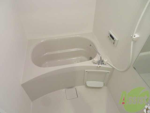 バス・シャワールーム　バスルームは狭すぎず、シャワーも浴びやすそうです。