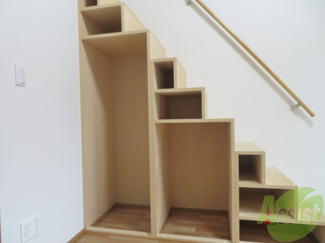 収納　ロフトに続く階段には、収納スペースがあります。