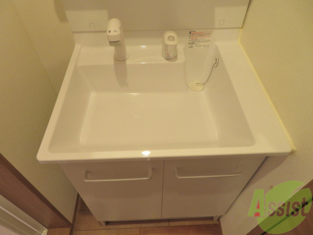 洗面設備　洗面台。朝の身支度はここでばっちり決めましょう。