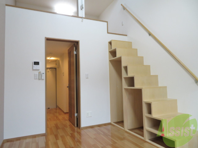 居室・リビング　別の角度から洋室を撮影しました。日射しがあり明るい印象。