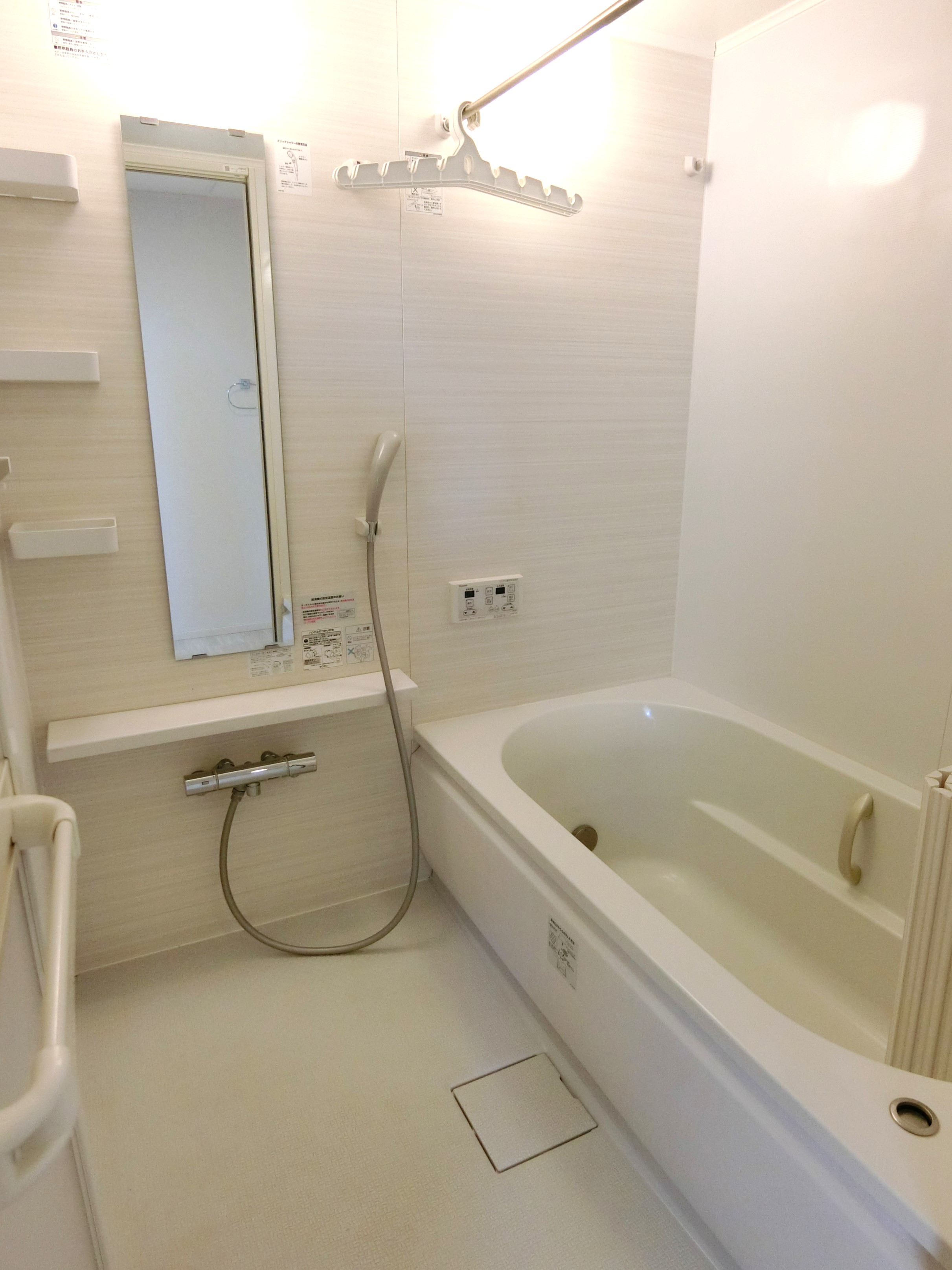 バス・シャワールーム　※写真は2階のお部屋です