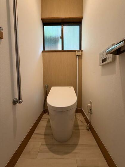 トイレ　自動開閉タンクレストイレ