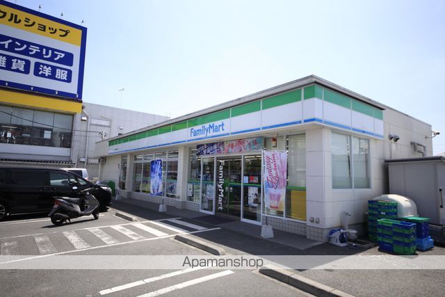 コンビニ　ファミリーマート（コンビニ）まで108m